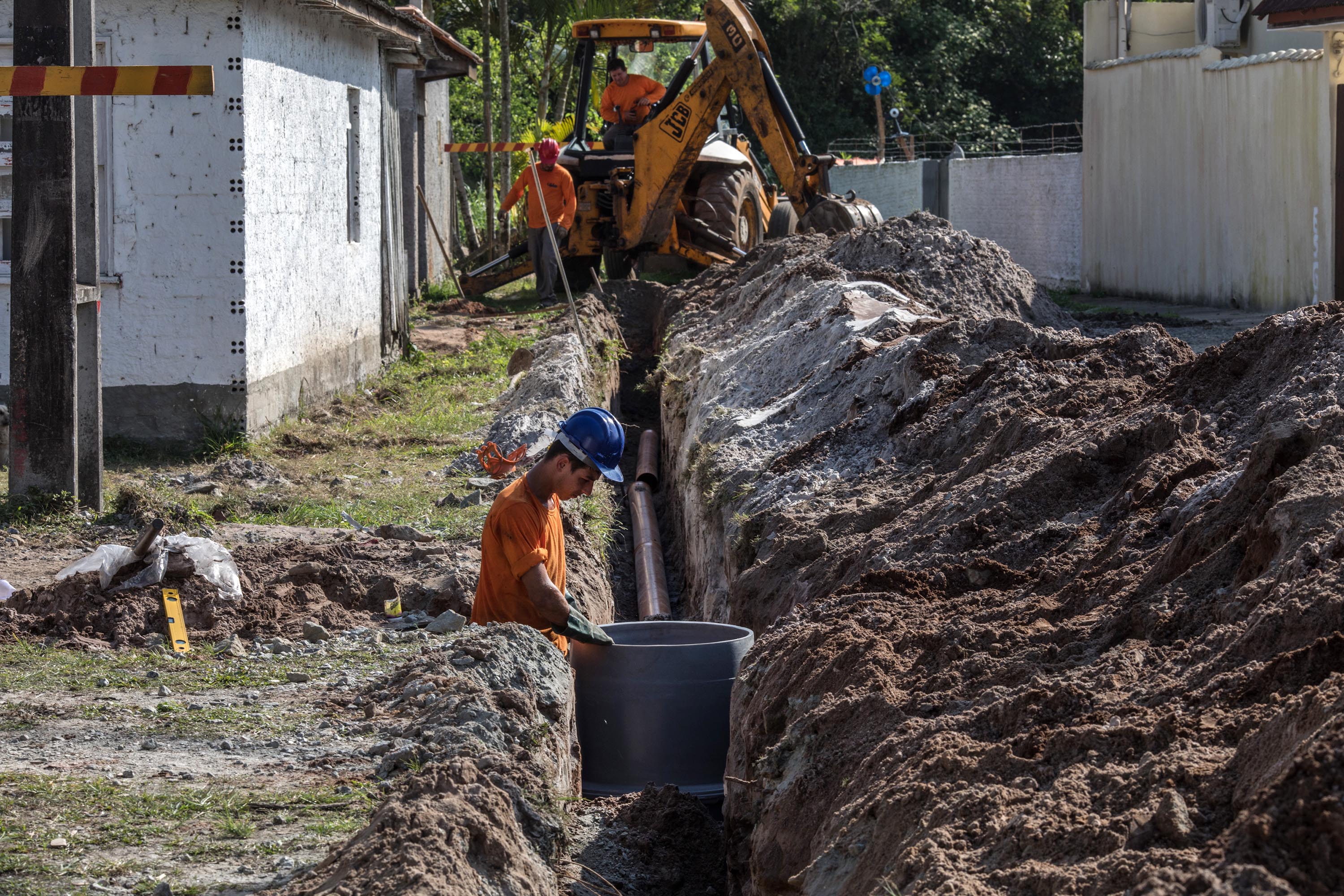 Obras de ampliação da rede de esgoto em Matinhos.