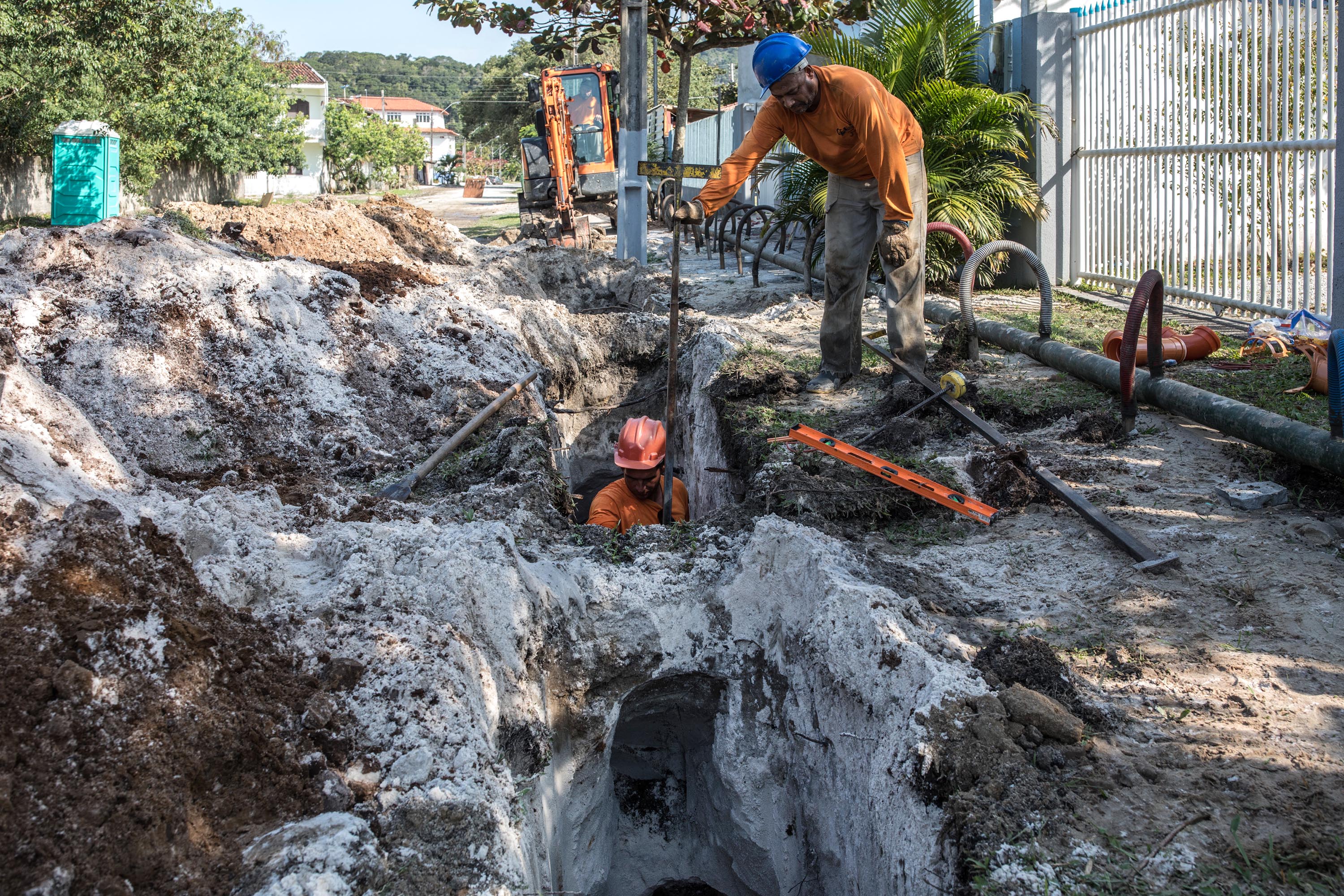 Obras de ampliação da rede de esgoto em Matinhos.