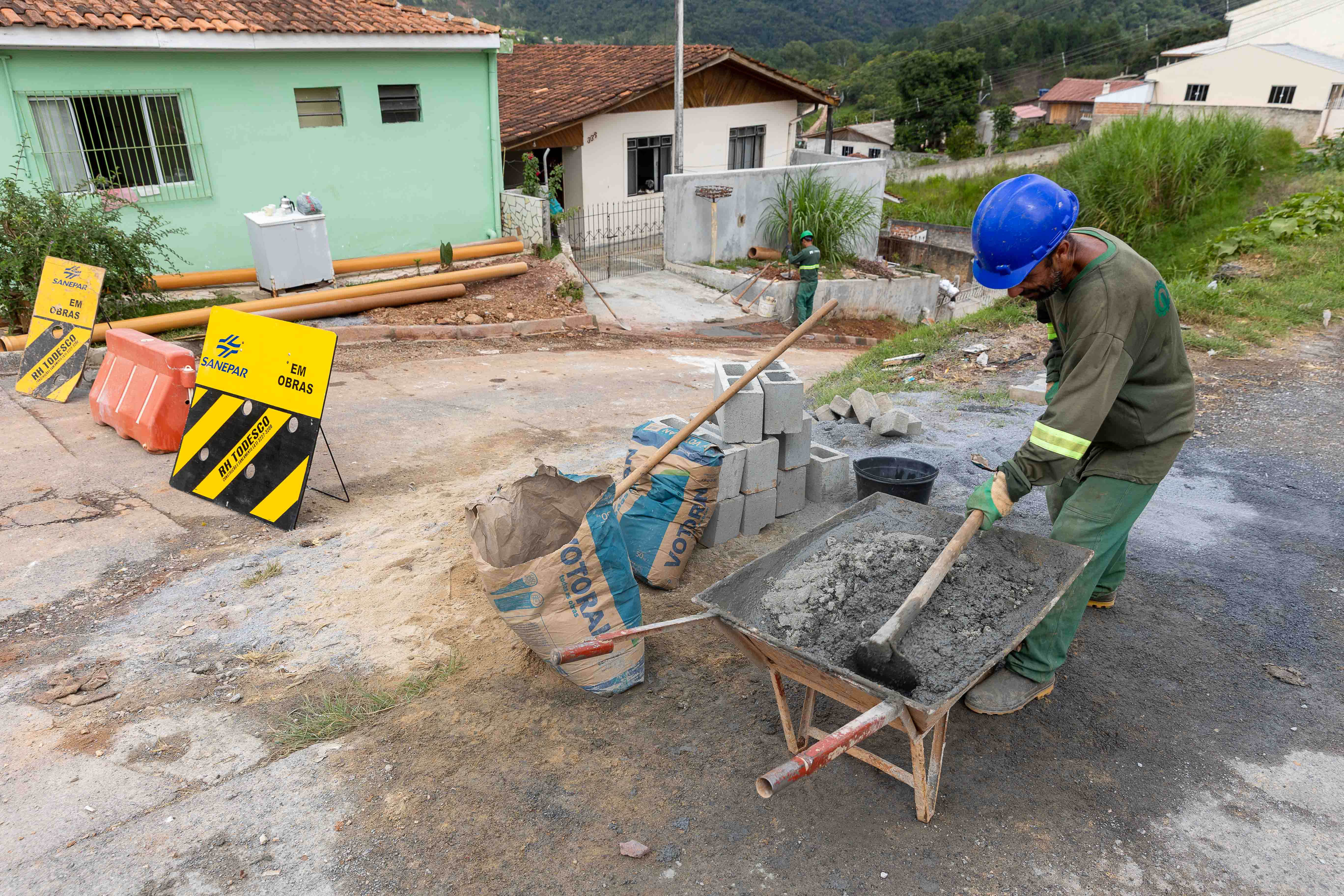 Obras de ampliação da rede de esgoto em Rio Branco do Sul