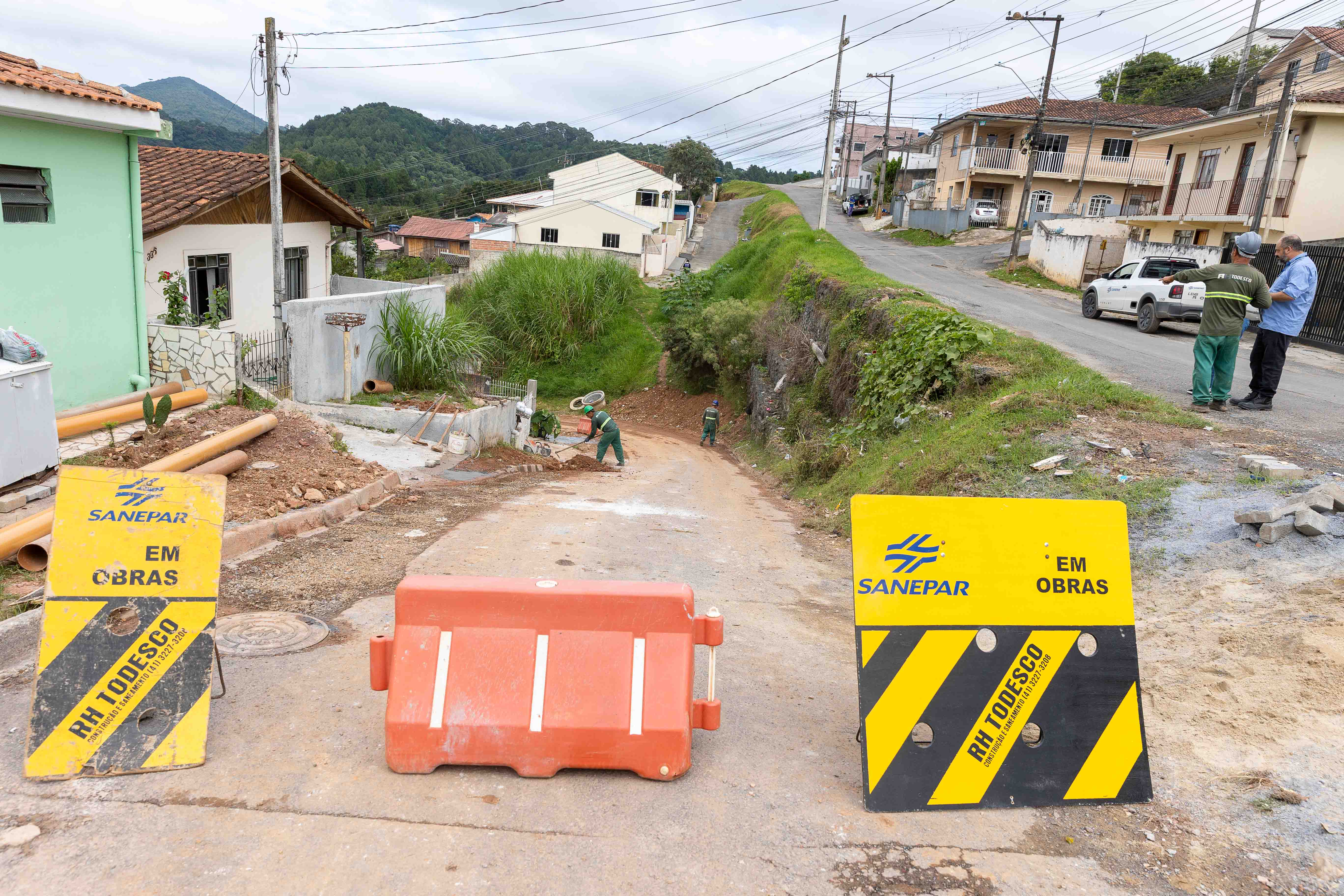 Obras de ampliação da rede de esgoto em Rio Branco do Sul.