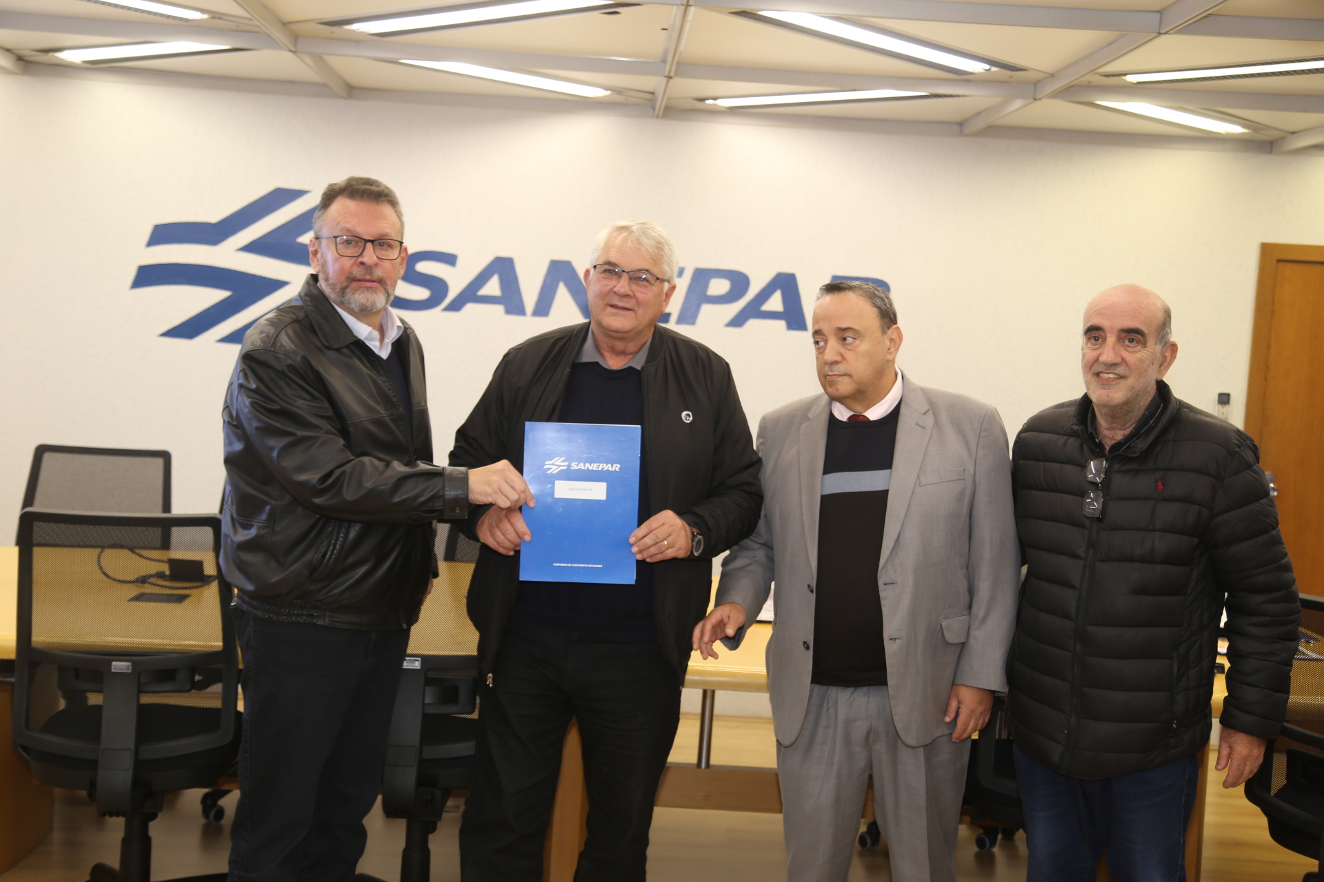 O prefeito Irineu Inácio Zacharias, da cidade de Paulo Frontin, durante a assinatura do programa Sanepar Rural ao lado do diretor-presidente da Companhia, Wilson Bley, e do deputado Hussein Bakri.