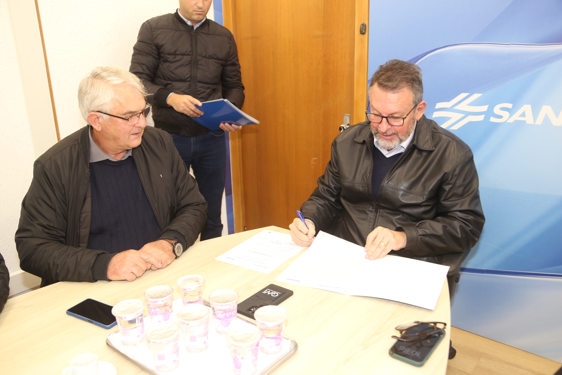 O prefeito Irineu Inácio Zacharias, da cidade de Paulo Frontin, durante a assinatura do programa Sanepar Rural ao lado do diretor-presidente da Companhia, Wilson Bley.