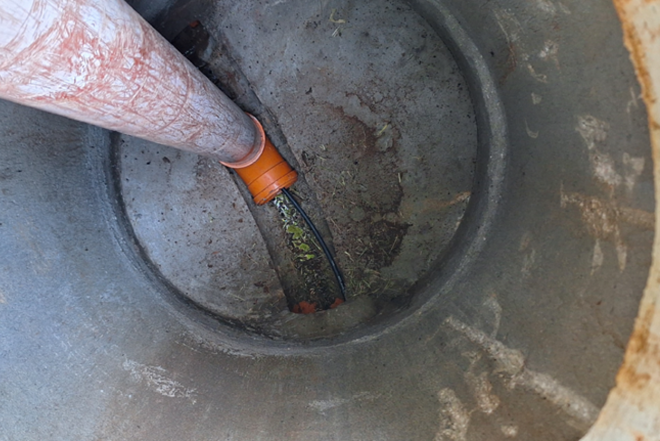 Instalação de redes de fibra óptica em redes de esgoto