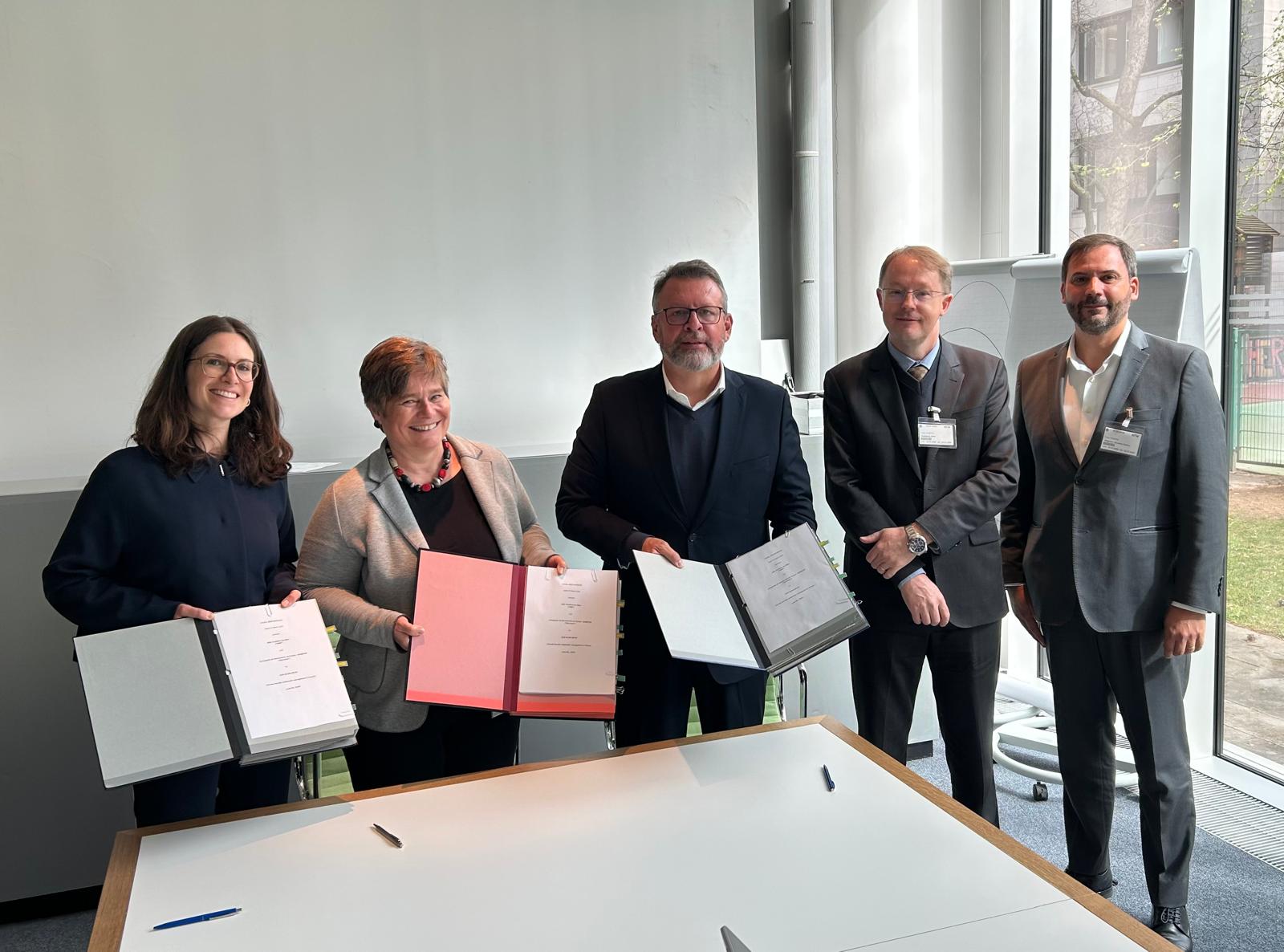 Diretor-presidente da Sanepar, Wilson Bley, e a diretora para a América Latina e Caribe do KfW, Claudia Arce, assinam financiamento 