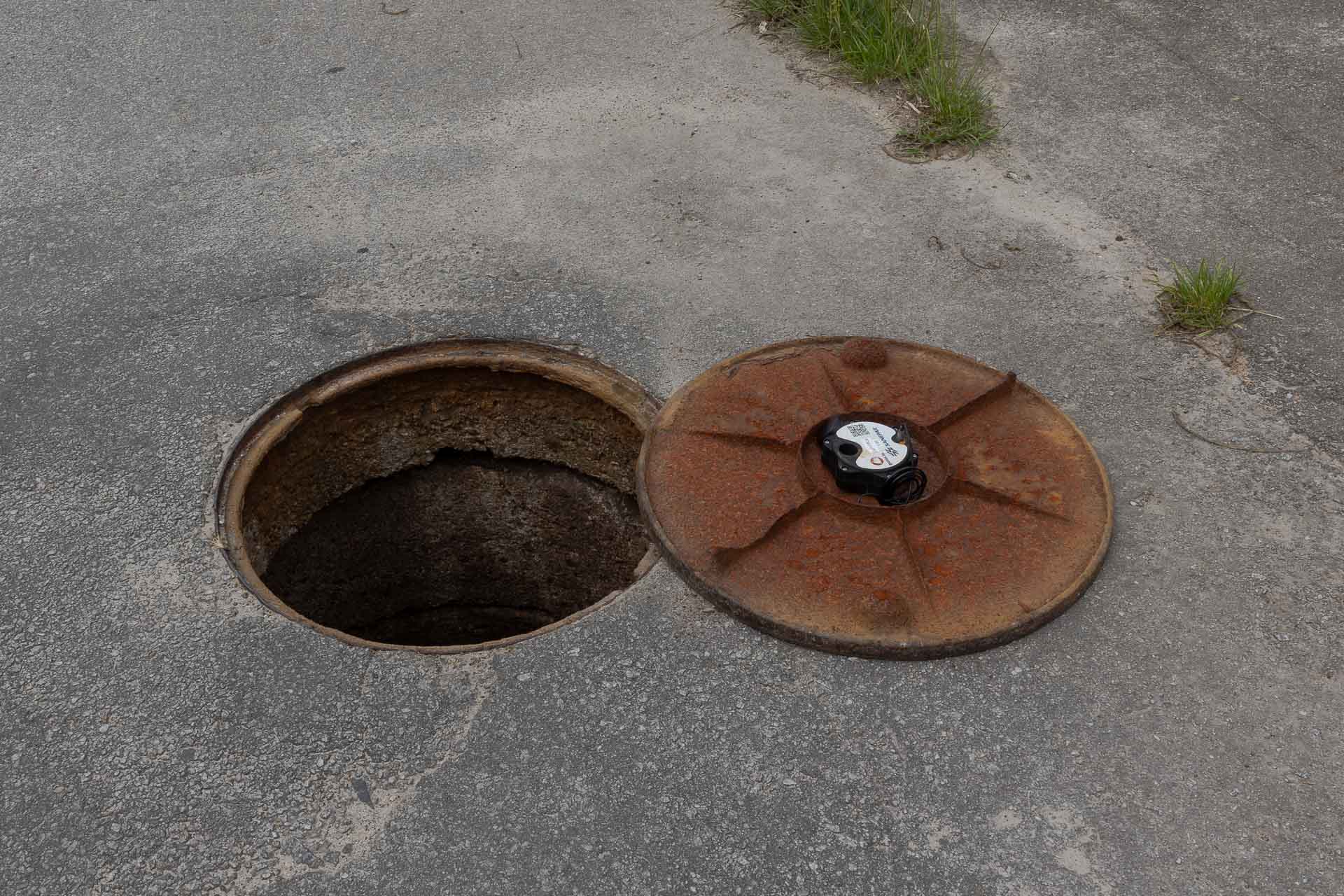sensor na tampa de um poco de visita, tampe redonda de ferro que fica na rua
