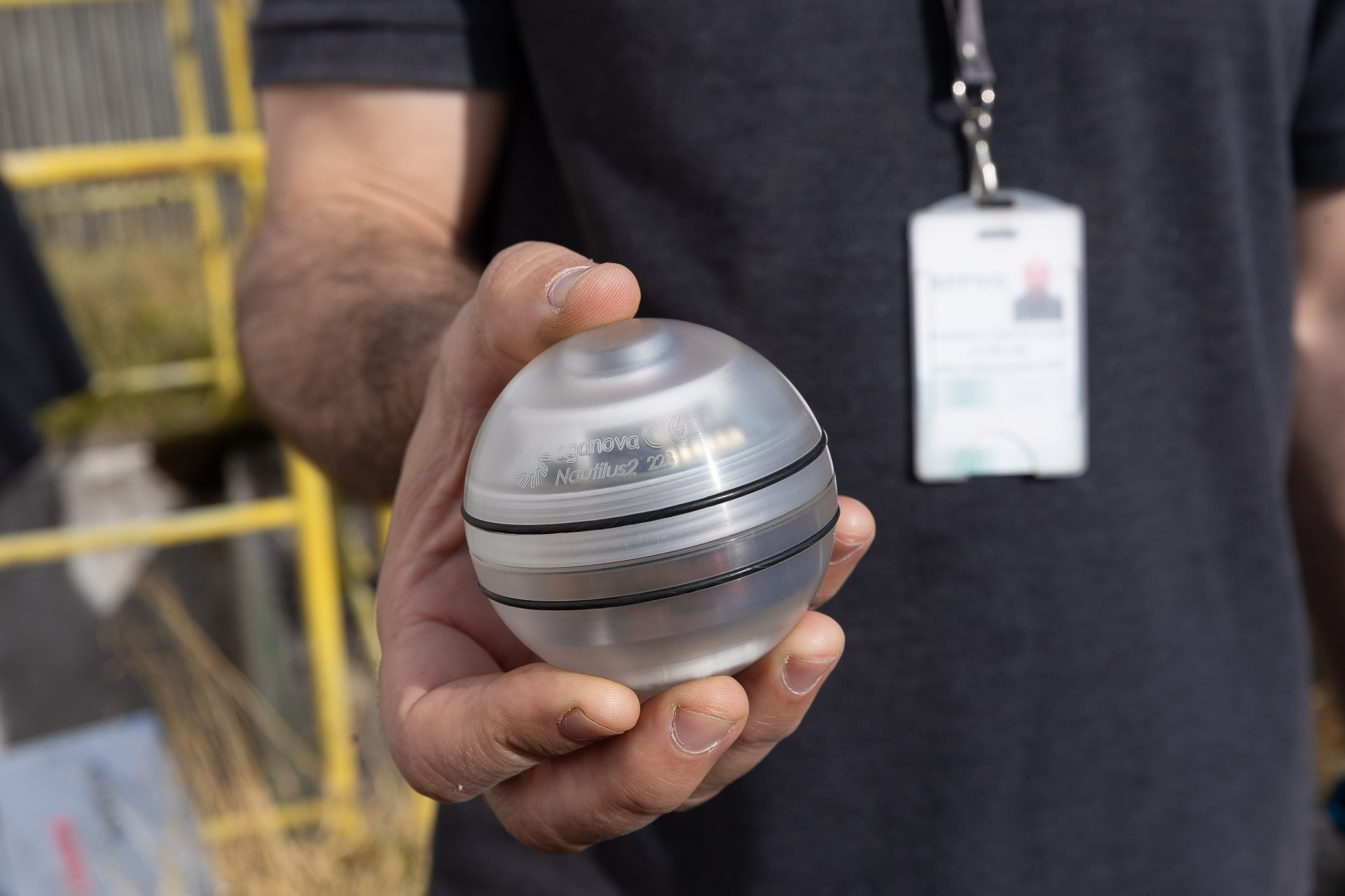 esfera na mão de um tecnico