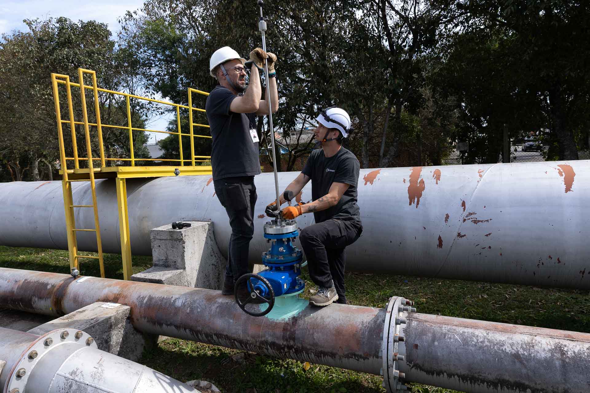tecnicos testando adutora em busca de vazamento