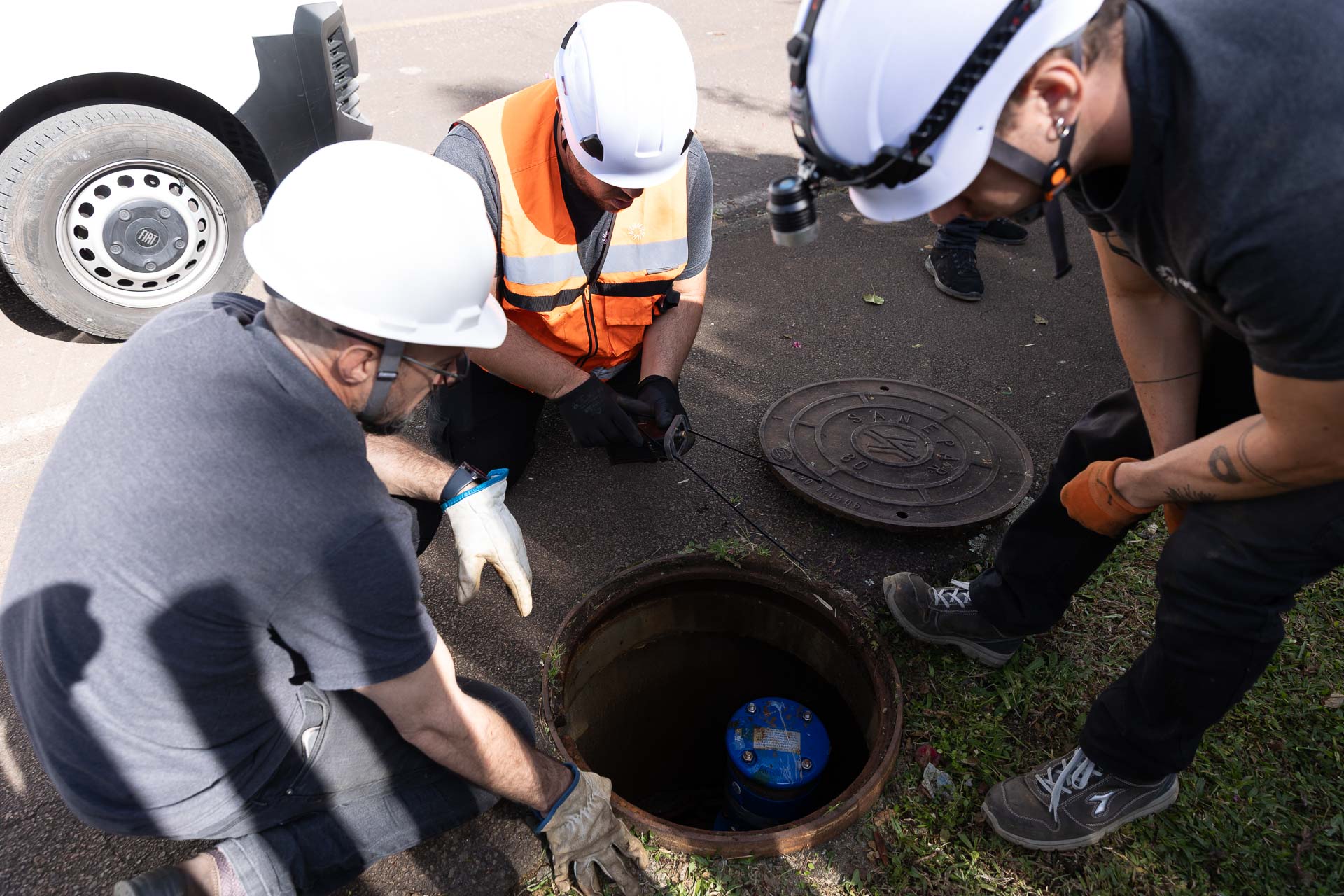 tecnicos observando a rede em busca de vazamento