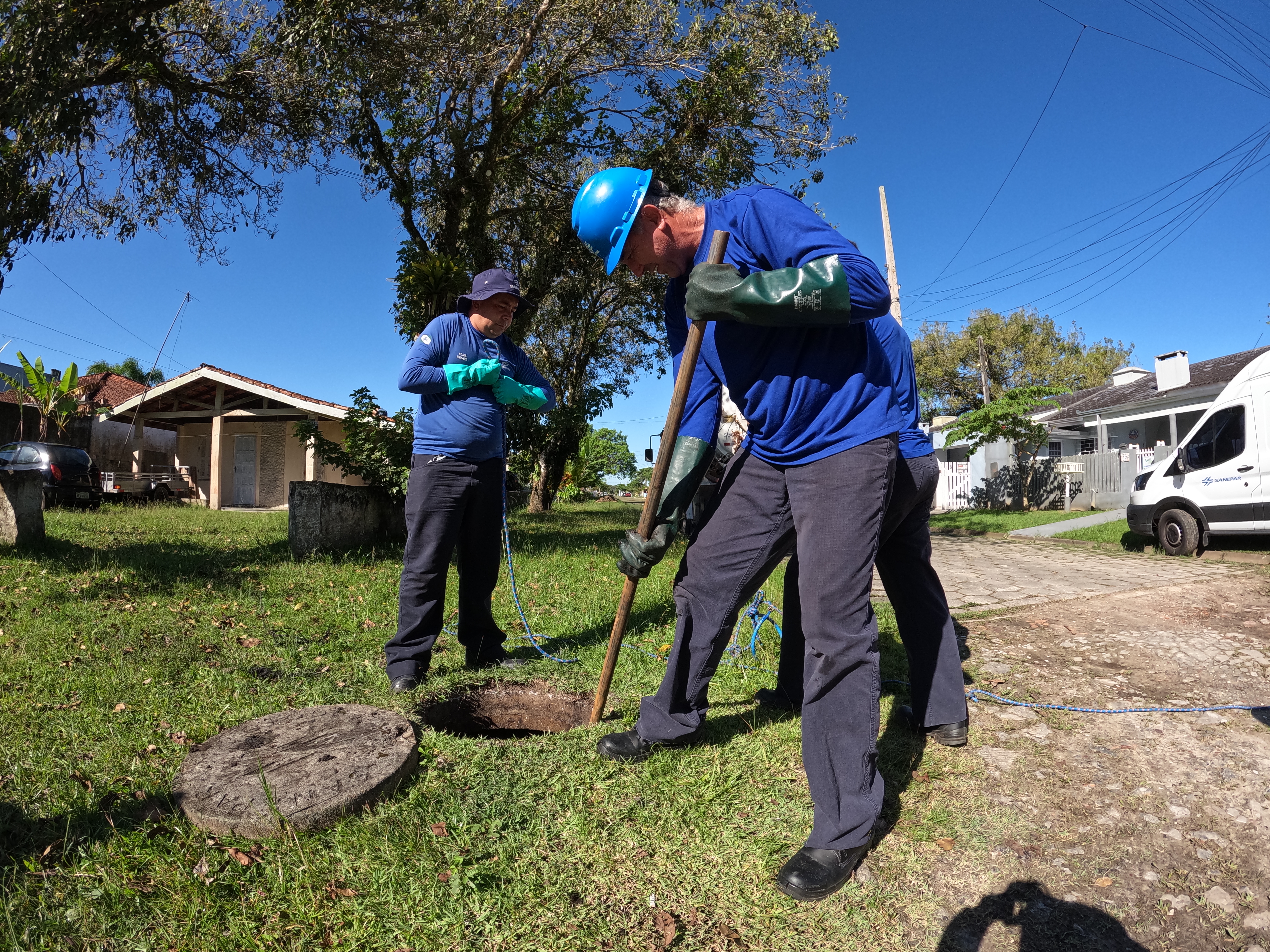 Equipe da Sanepar realiza vistoria de redes de esgoto no Litoral 