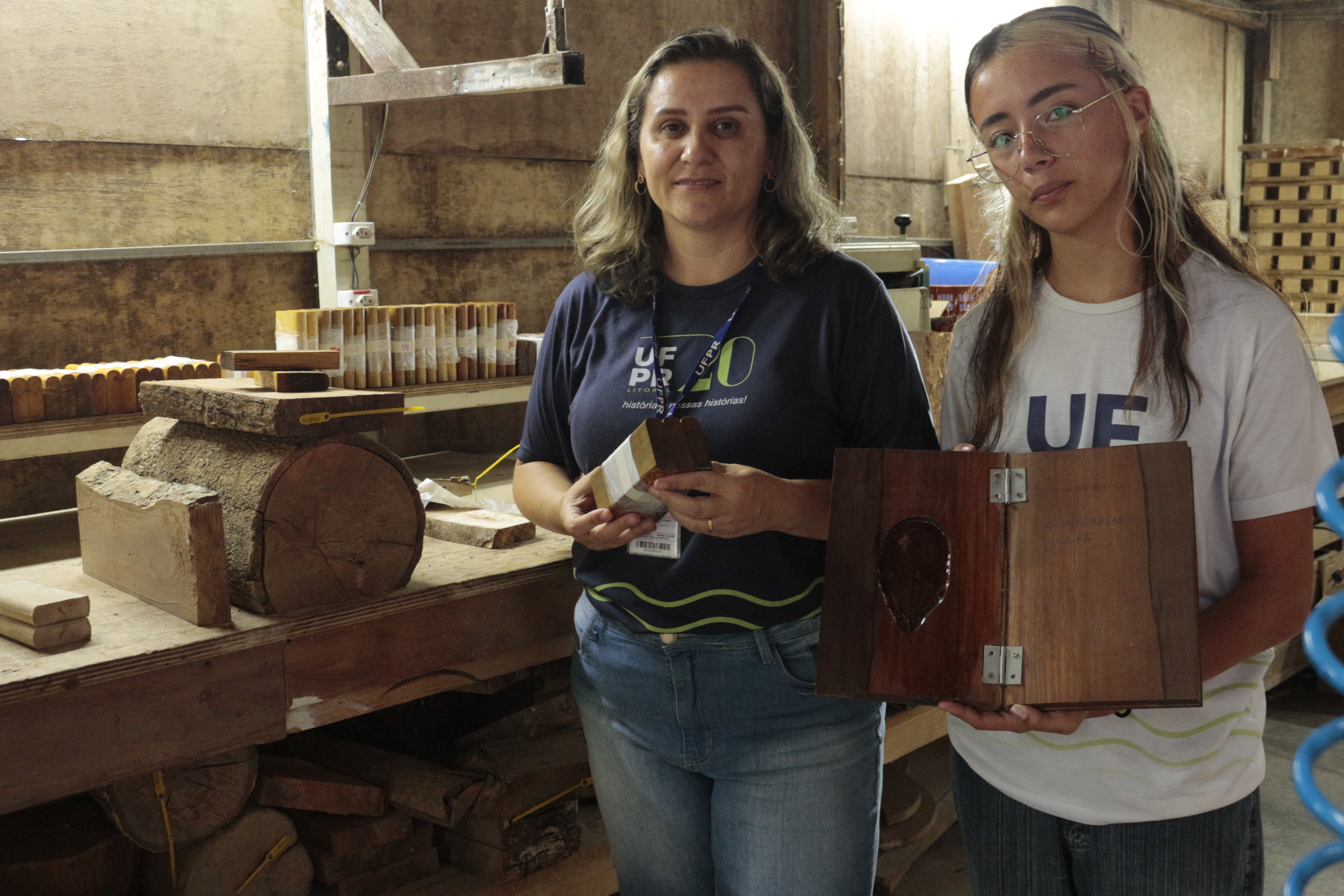 Professora Andressa Tavares, coordenadora do projeto e docente do curso de licenciatura em Educação do Campo da UFPR Litoral, e a voluntária do projeto da xiloteca, Vitória Rodrigues de Paula