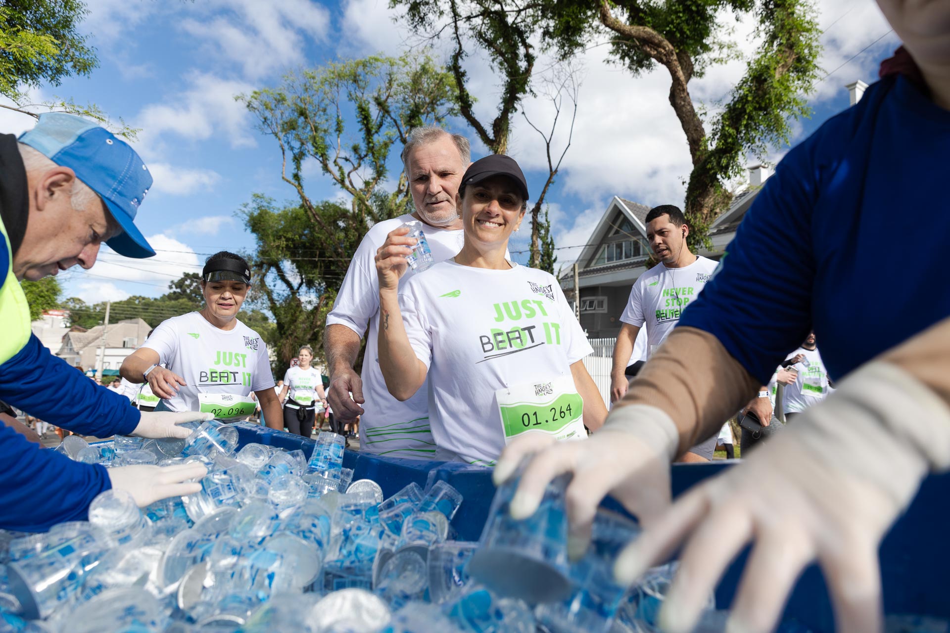 Sanepar garante hidratação de 20 mil atletas na Maratona na Ponte de Guaratuba