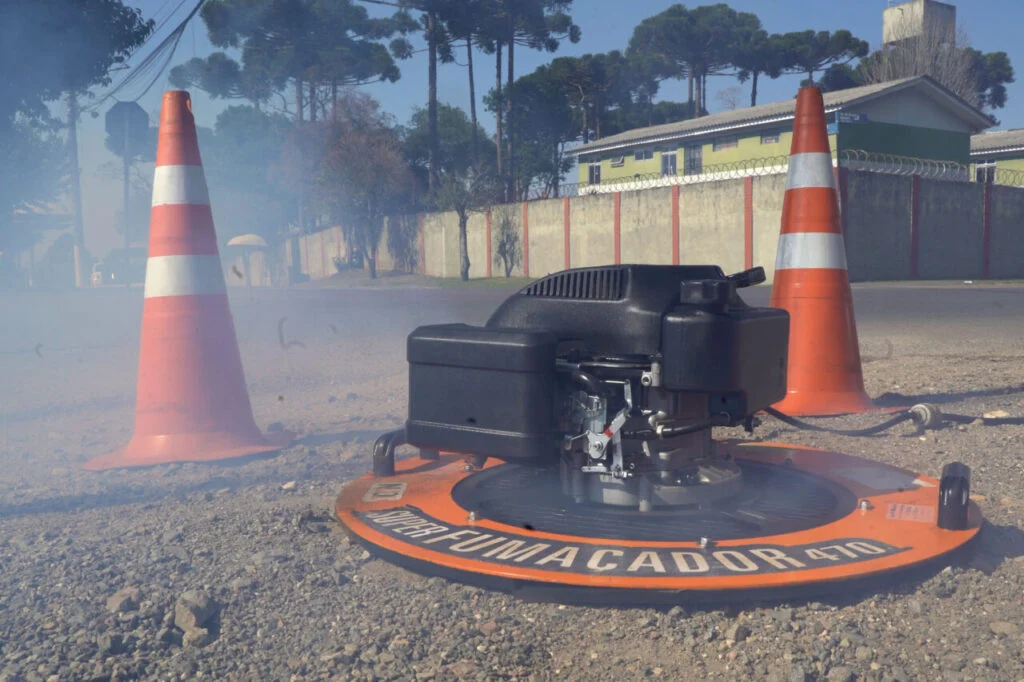 destaque para máquina utilizada para fazer fumaça e identificar avaria na rede