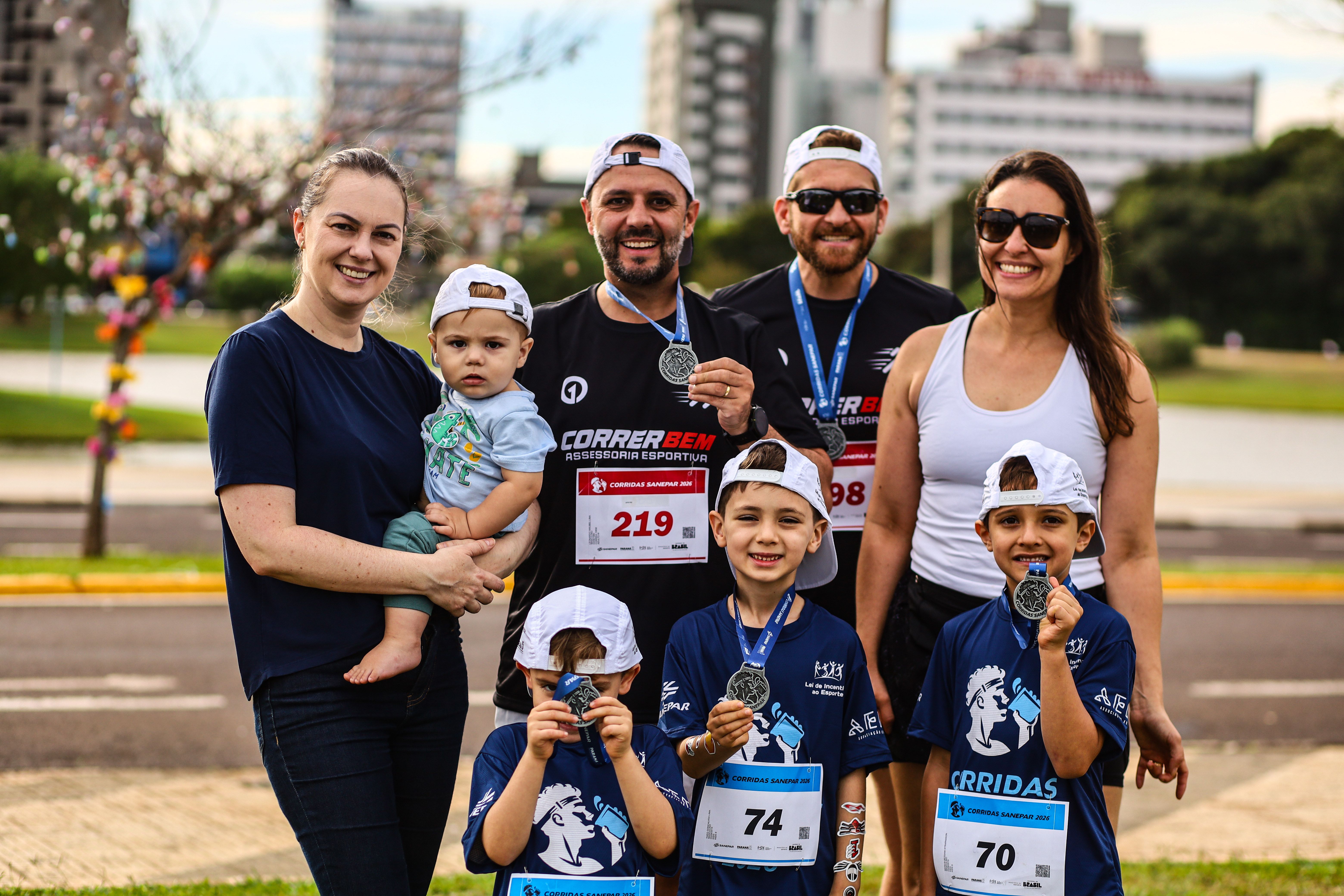 Familia tira foto com medalhas das Corridas Sanepar