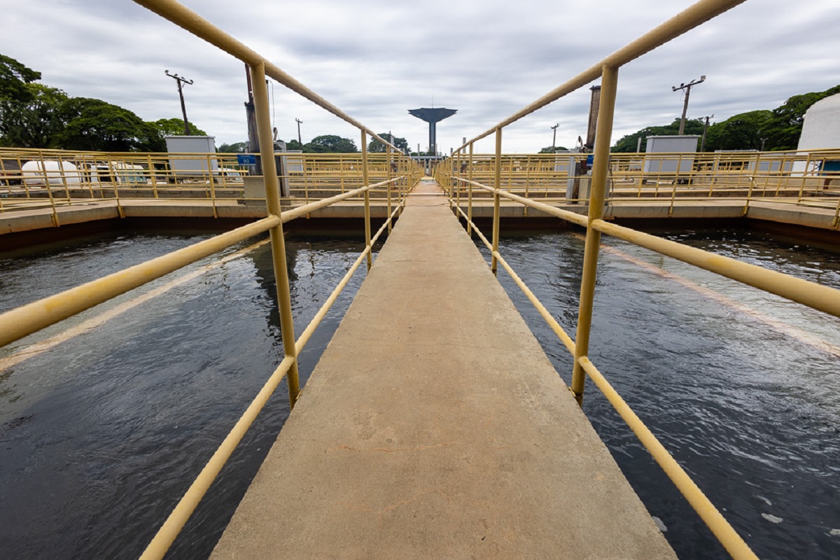 estação de tratamento de água com reservatório ao fundo