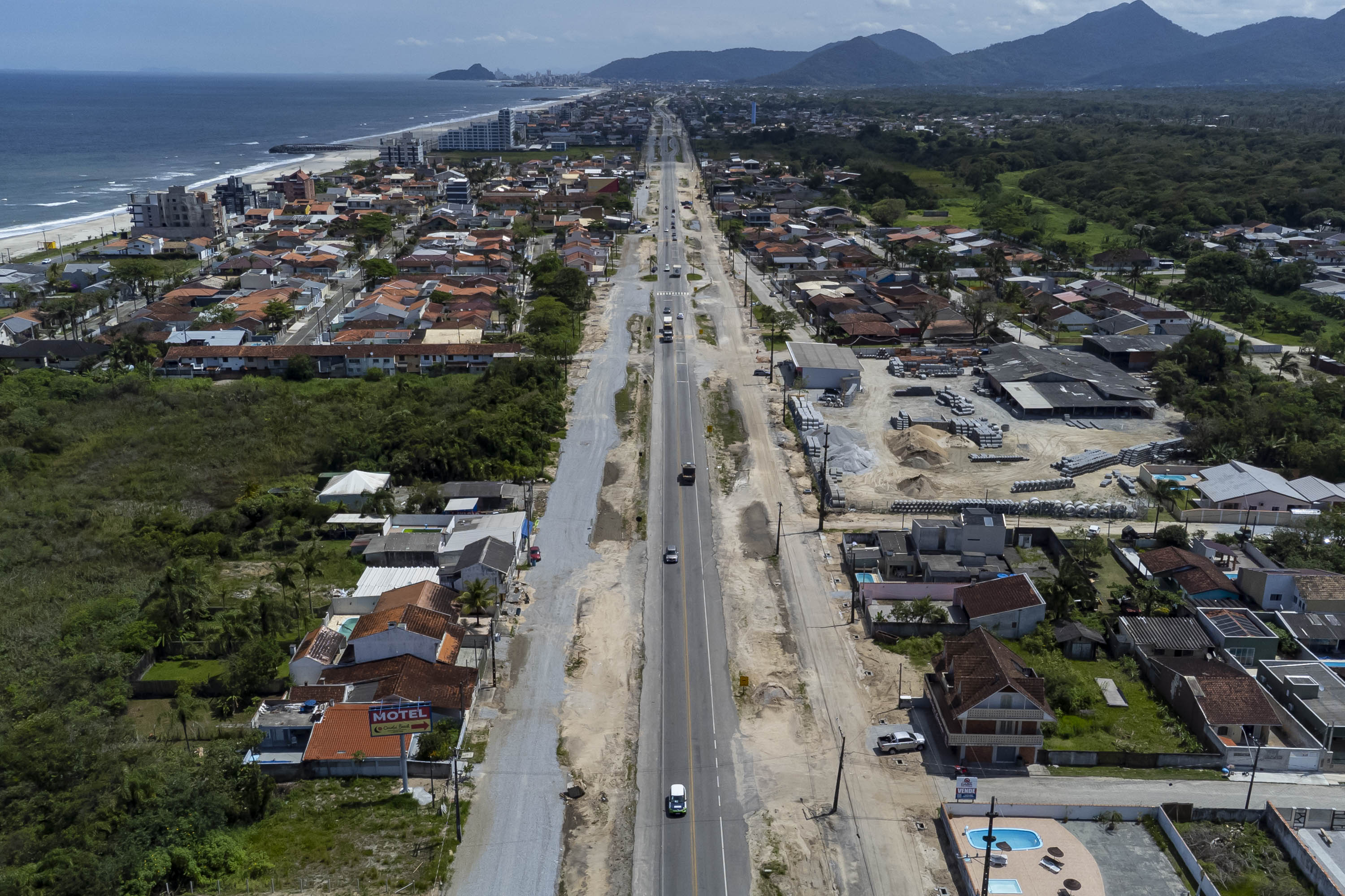 Sanepar reposiciona tubulações de água na obra de duplicação da PR-412