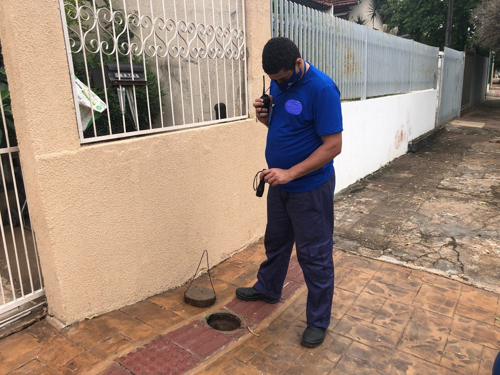 técnicos vistoriam ligações de esgoto e lançam corantes coloridos