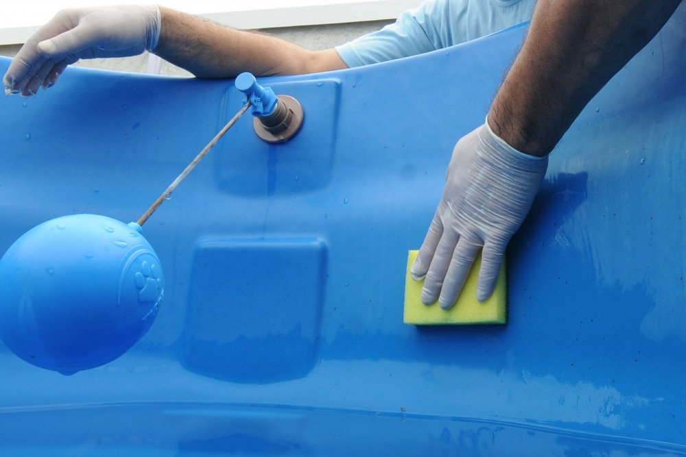 A limpeza da caixa-d’água deve ser feita com panos limpos, esponja ou escova nova e água sanitária