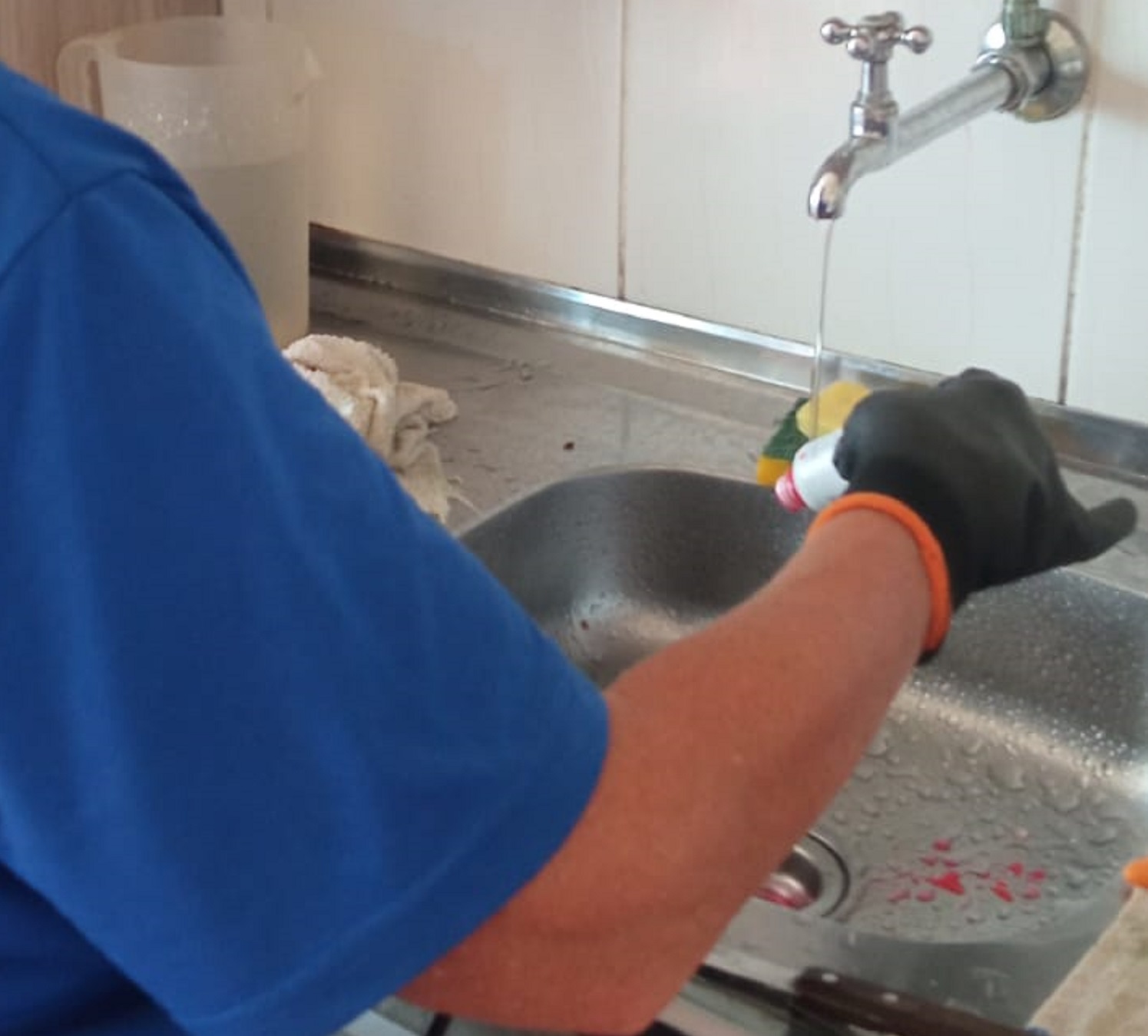 Técnico despeja corante para verificar caminho do esgoto