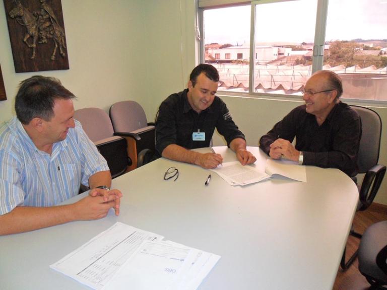 10.04.12.Sanepar_firma_convenio_com_Carambei.jpg