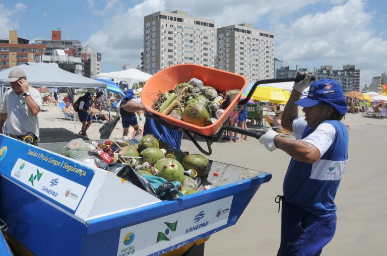 120228_sanepar_recolhe_295_t_de_lixo_na_faixa_de_praia1.jpeg