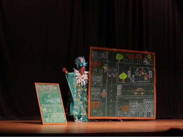 13.10.07_-__apuc_teatro_meu_esgoto_favorito-lotado_1.jpg
