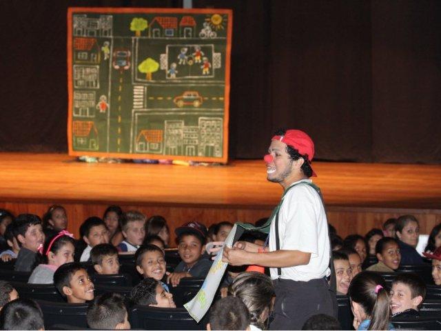 13.10.07_-__apuc_teatro_meu_esgoto_favorito-lotado_7.jpg