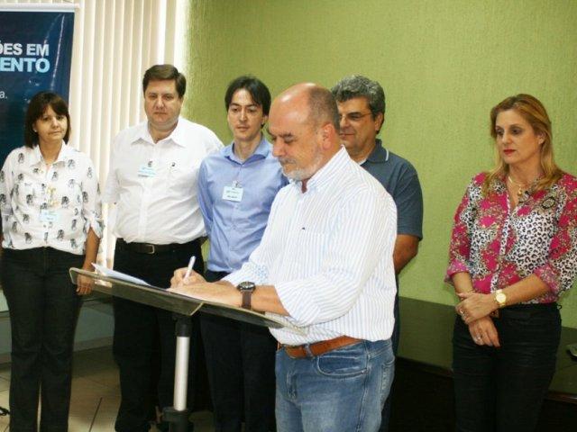 130516_-_foto_1_-_ampliacao_sistema_de_esgoto_de_c_mourao.jpg