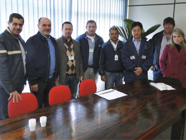 130816_-_cantagalo_-_assina_os_-_francisco_cesar_farah_fernando_ghignone_coordenadores_e_empregados_da_uspo-sd_1.jpg