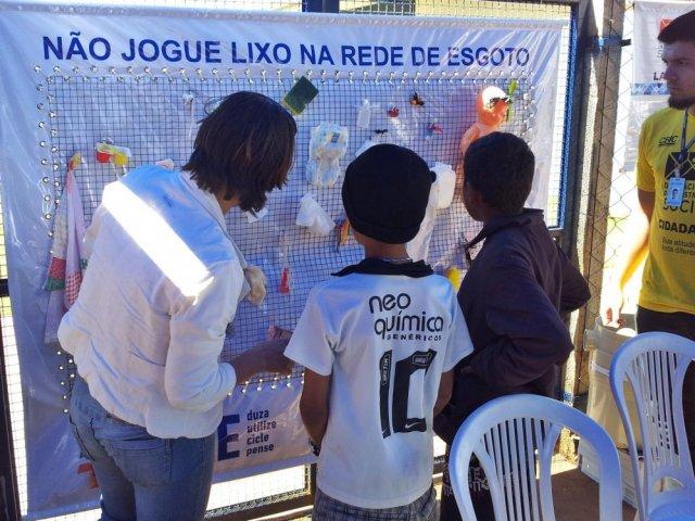 130820_12_mil_participam_dia_construcao_social_londrina_11_explicando_esgoto.jpg