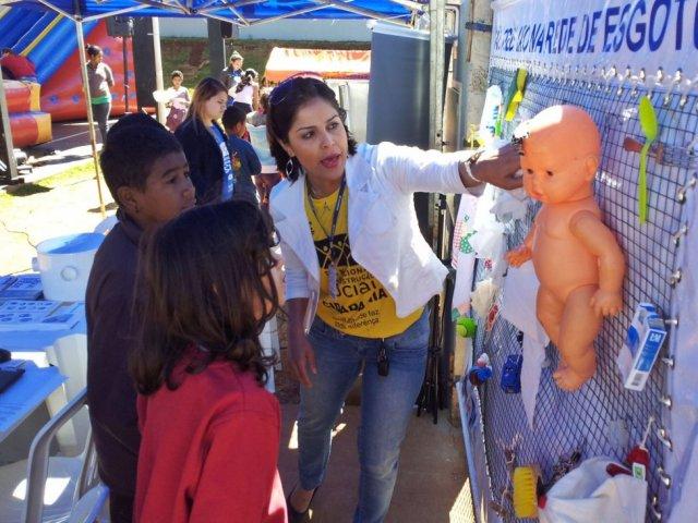 130820_12_mil_participam_dia_construcao_social_londrina_19_criancas_esgoto.jpg