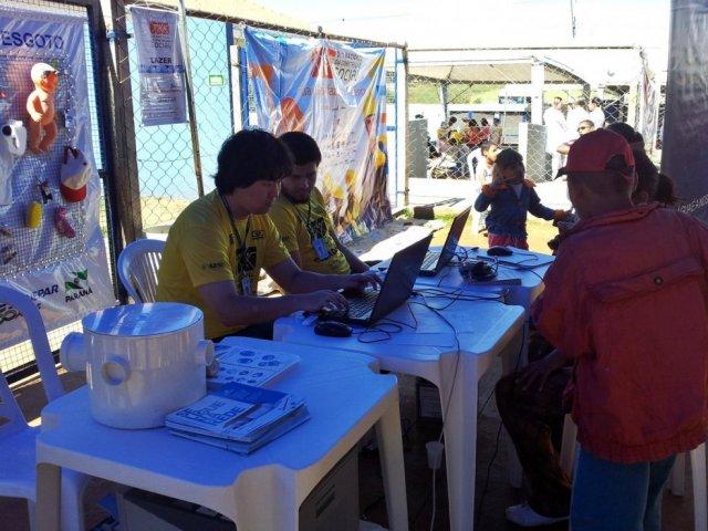 130820_12_mil_participam_dia_construcao_social_londrina__35_atendimento_comercial.jpg