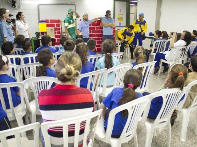 130823_-_teatro_orienta_criancas_a_evitar_acidentes_com_caes.jpg