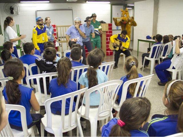130823_-_teatro_orienta_criancas_a_evitar_acidentes_com_caes_1.jpg