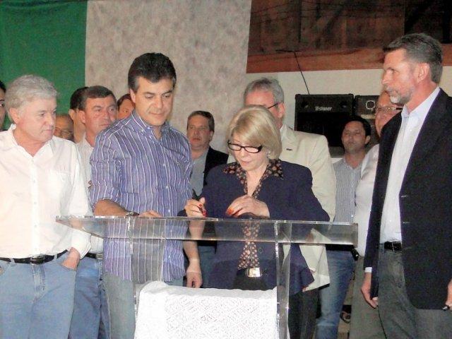 130823_-_uniao_da_vitoria_assina_contrato_programa_-_gov_-_rossoni_richa_emilia_e_prefeito_ivo.jpg