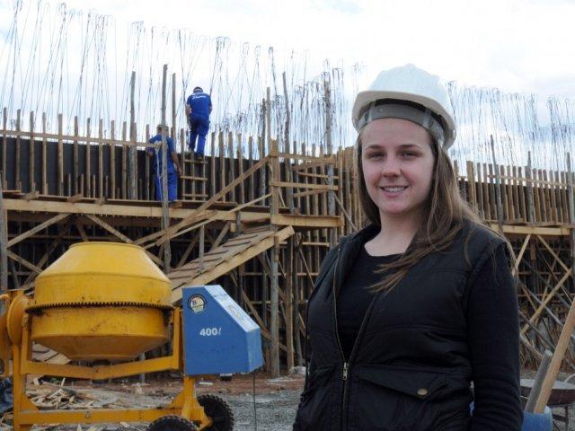 130916_-_empregos_e_obras_-_estagiaria_helluany.jpg