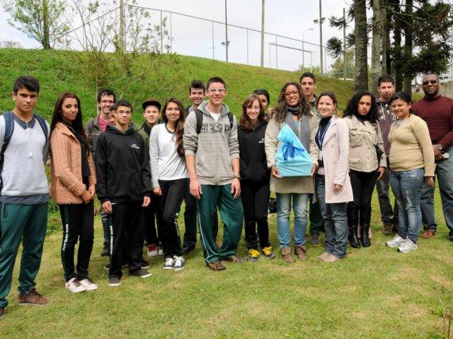 131002_projeto_escola_ao_rio_lancamento_3_profa_sheila_e_alunos_elysio.jpg