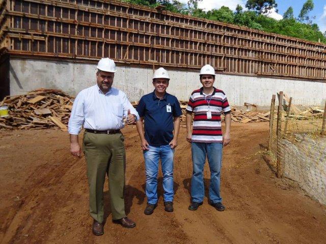 140113_-_apucarana_prefeito_visita_-_obra_esgoto_17_prefeito_satisfeito.jpg