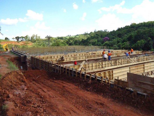 140113_-_apucarana_prefeito_visita_-_obra_esgoto_8_geral.jpg