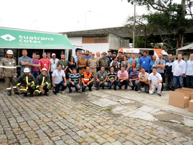 140324_simulacao_acidente_produto_perigoso_participantes.jpg