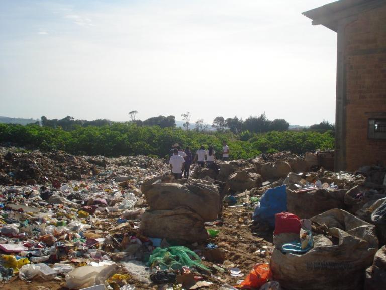 140627_-_reserva_-_alunos_visitam_lixao_da_cidade_1.jpg