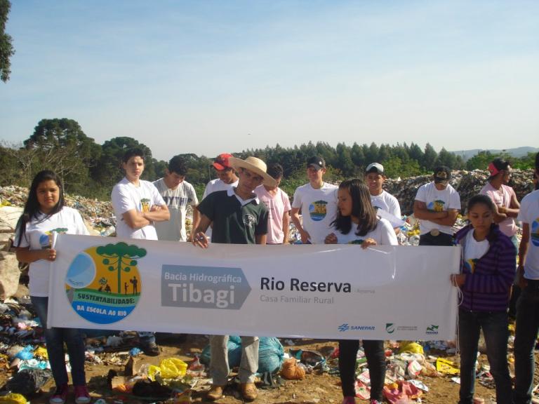 140627_-_reserva_-_alunos_visitam_lixao_da_cidade_2.jpg