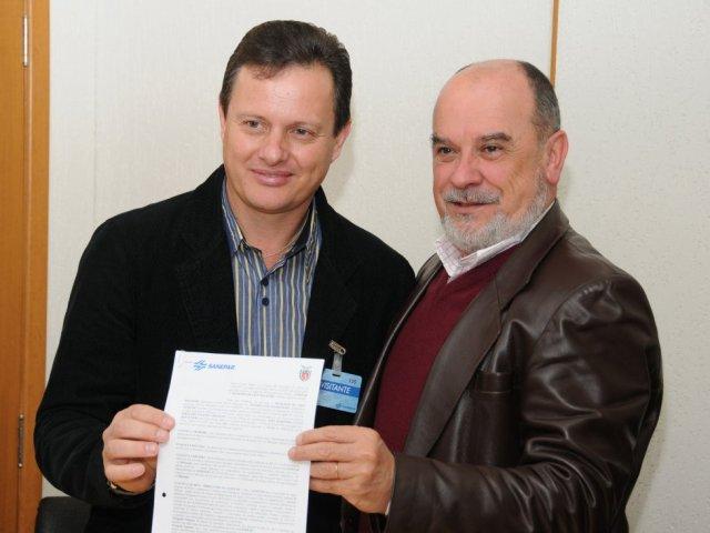140703_-_saneamento_rural_-_sanepar_libera_4_milhoes_para_obras_de_abastecimento_3_presidente_da_sanepar_e_prefeito_de_cruz_machado.jpg