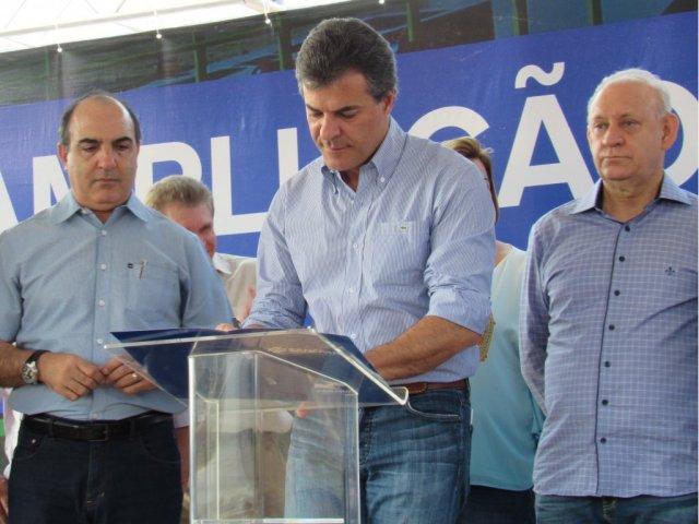 15.09.25_governador_foz_assinatura_4.jpg