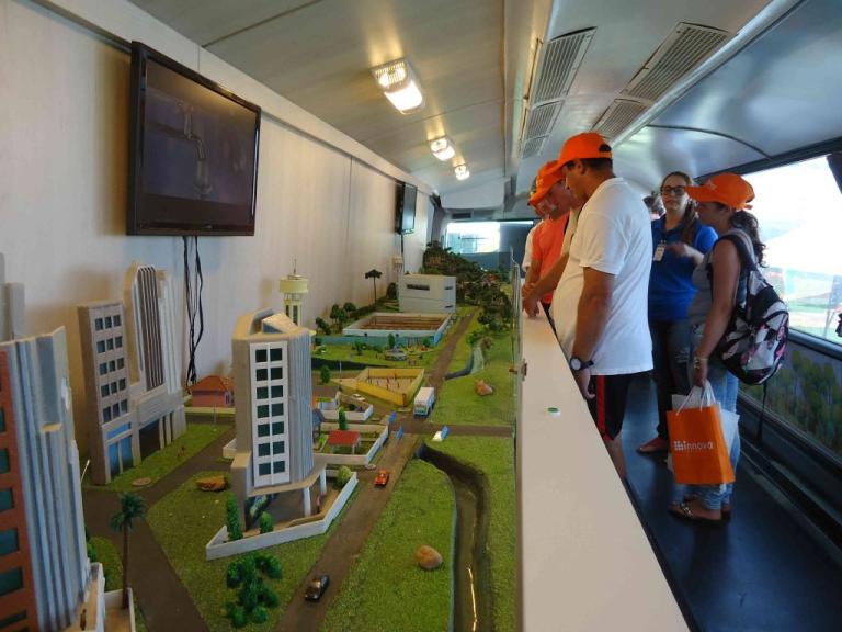 150203_-_cascavel_-_show_rural_-_ecoexpresso_sanepar_-_visitantes_5.jpg