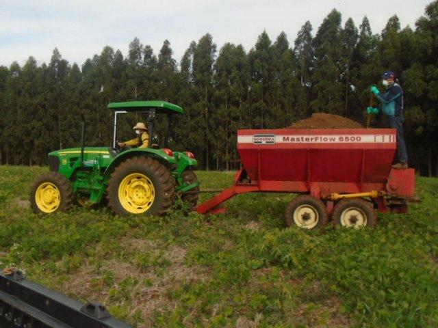 150529_-_guarapuava_-_lodo_aumenta_produtividade_na_agricultura_-_foto_1.jpg