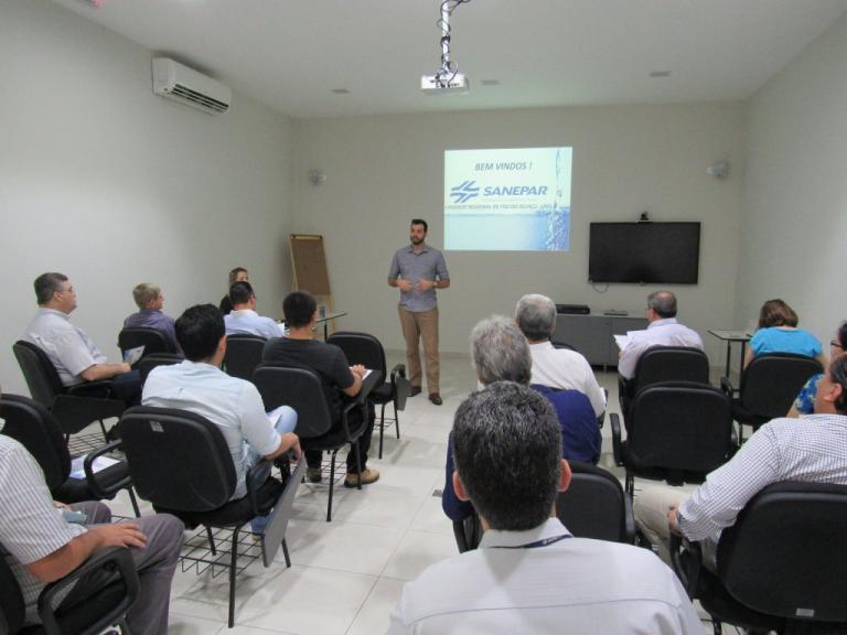 151105_-_foz_do_iguacu_-_conselho_de_clientes_-_rodrigo_becker_mostra_esturuta_e_funcionamento_da_empresa_1.jpg