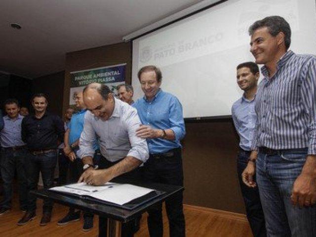 160226_-_pato_branco_-_agenda_gov_e_mounir_-_saneamento_rural_-_assinatura_-_aen.jpg
