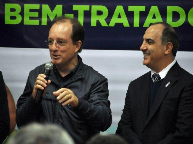 160621_-_cambe_-_assinatura_termo_aditivo_-_ampliacao_sistemas_-_foto_guilherme_luchina_3_-_mounir_chaowiche_e_o_prefeito_joao_pavinato.jpg