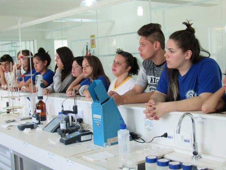 170324_guarapuava_-_estudantes_visitam_estacoes_tratamento_da_sanepar_2.jpg