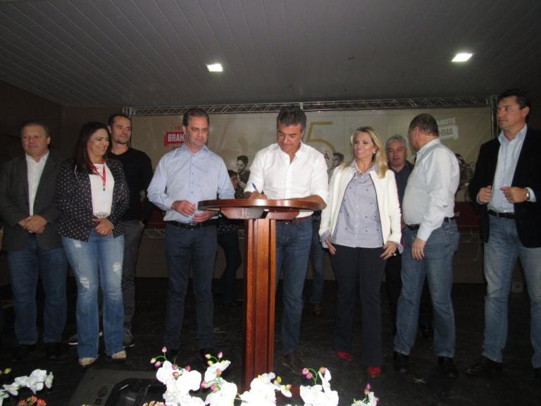170505_-_maringa_-_expoinga_-_assinatura_termo_de_parceria_sanepar_prefeitura_1.jpg